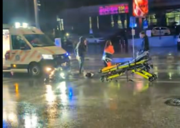 Ambulanță aflată în misiune, implicată într-un accident cu o motocicletă pe strada Ana Ipătescu din Suceava. Motociclistul de 16 ani a ajuns la spital: „Stăteam pe loc și ați intrat în mine!”
