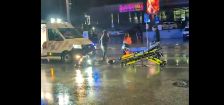 Ambulanță aflată în misiune, implicată într-un accident cu o motocicletă pe strada Ana Ipătescu din Suceava. Motociclistul de 16 ani a ajuns la spital: „Stăteam pe loc și ați intrat în mine!”