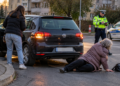 O șoferiță de 20 de ani a dat cu spatele într-o femeie de 67 de ani, într-o intersecție din Suceava. Victima a ajuns la spital