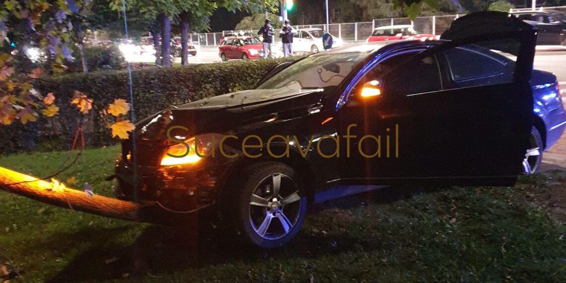 Accident în municipiul Suceava după ce un șofer de 19 ani ar fi trecut pe roșu. Doi conducători auto au ajuns ulterior la spital