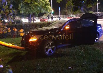 Accident în municipiul Suceava după ce un șofer de 19 ani ar fi trecut pe roșu. Doi conducători auto au ajuns ulterior la spital