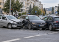 Accident cu trei mașini pe bulevardul George Enescu din Suceava. O șoferiță de 22 de ani a ajuns la spital după ce un tânăr nu i-a acordat prioritate