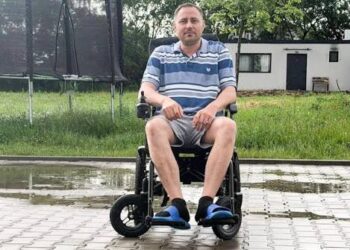 Viața unui tată de 37 de ani a luat o întorsătură dramatică peste noapte. Are nevoie de ajutorul nostru pentru a putea merge și vorbi din nou, pentru băiețelul său de doar 4 ani: ”Pur și simplu m-am trezit cu probleme la echilibru și la mers”