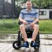 Viața unui tată de 37 de ani a luat o întorsătură dramatică peste noapte. Are nevoie de ajutorul nostru pentru a putea merge și vorbi din nou, pentru băiețelul său de doar 4 ani: ”Pur și simplu m-am trezit cu probleme la echilibru și la mers”