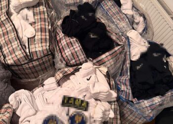 Un ucrainean a încercat să intre în România, prin Vama Vicovu de Sus, cu aproape 4.500 de perechi de șosete suspectate a fi contrafăcute. Marfa valorează aproape 90.000 de lei
