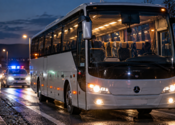Pasager rănit într-un autobuz pe traseul Roman – Suceava, după ce vehiculul a trecut peste o denivelare. Bărbatul s-a lovit cu fața de scaunul din față