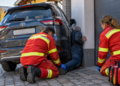 A uitat să tragă frâna de mână și a ajuns la spital. Un bărbat din Ipotești, prins între propria mașină și peretele garajului