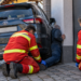 A uitat să tragă frâna de mână și a ajuns la spital. Un bărbat din Ipotești, prins între propria mașină și peretele garajului