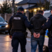 Bărbat din Vama, reținut după ce și-a urmărit fosta concubină cu mașina și a pândit-o în fața unui magazin. Avea ordin de protecție și nu avea voie să se apropie la mai puțin de 100 de metri de femeie