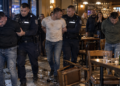 Scandal cu pumni, sticle și pahare aruncate într-un bar din Siret. Trei bărbați au fost reținuți după o bătaie în care unul dintre ei a ajuns la spital cu fața tăiată