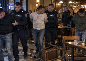 Scandal cu pumni, sticle și pahare aruncate într-un bar din Siret. Trei bărbați au fost reținuți după o bătaie în care unul dintre ei a ajuns la spital cu fața tăiată