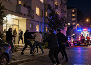 Scandal după miezul nopții la Fălticeni. După ce le-a atras atenția unor tineri că fac gălăgie, un locatar a fost ”invitat” să coboare să discute cu ei și s-a ales cu o bătaie. Victima a ajuns la spital, iar agresorul în arest