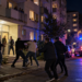 Scandal după miezul nopții la Fălticeni. După ce le-a atras atenția unor tineri că fac gălăgie, un locatar a fost ”invitat” să coboare să discute cu ei și s-a ales cu o bătaie. Victima a ajuns la spital, iar agresorul în arest