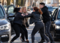 Bătaie în trafic între trei femei și un bărbat, pe strada Gheorghe Doja din Suceava. Au coborât din mașini, s-au înjurat și și-au vărsat nervii unii pe alții în mijlocul străzii