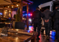 Scandal cu bardă pe terasa unui bar din Liteni. Agresorul, reținut după ce ar fi lovit un bărbat în piept și la braț