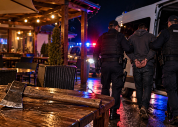 Scandal cu bardă pe terasa unui bar din Liteni. Agresorul, reținut după ce ar fi lovit un bărbat în piept și la braț