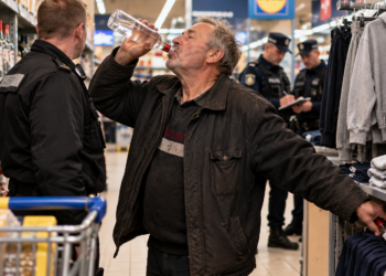 Un bărbat de 67 de ani a băut o jumătate de litru de vodcă în Lidl Fălticeni, apoi a ascuns sticla goală la raionul de haine. Nu avea niciun leu la el și le-a spus polițiștilor că este consumator înrăit de alcool și nu s-a putut abține