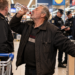 Un bărbat de 67 de ani a băut o jumătate de litru de vodcă în Lidl Fălticeni, apoi a ascuns sticla goală la raionul de haine. Nu avea niciun leu la el și le-a spus polițiștilor că este consumator înrăit de alcool și nu s-a putut abține