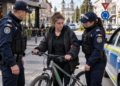 O tânără de 21 de ani a furat o bicicletă lăsată în fața cafenelei Zireto din Rădăuți. Polițiștii au găsit-o pedalând prin oraș. Medicii au decis internarea ei la Psihiatrie