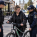O tânără de 21 de ani a furat o bicicletă lăsată în fața cafenelei Zireto din Rădăuți. Polițiștii au găsit-o pedalând prin oraș. Medicii au decis internarea ei la Psihiatrie