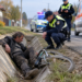 De la priveghi, cu cracii-n sus în șanț! După ce s-a cinstit bine, un biciclist a aterizat într-un șanț betonat din Corocăiești, în drum spre casă. Polițiștii i-au ”servit” o amendă de aproape 1.300 de lei
