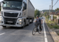 Clipa de neatenție care l-a trimis la spital. Biciclist lovit de un TIR după ce ar fi virat la stânga fără să se asigure