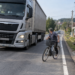 Clipa de neatenție care l-a trimis la spital. Biciclist lovit de un TIR după ce ar fi virat la stânga fără să se asigure