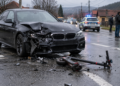 Doi frați de 16 și 12 ani, aflați pe aceeași trotinetă, au ajuns la spital după ce au fost loviți de un BMW condus de o șoferiță care nu le-a acordat prioritate. Adolescentul care conducea trotineta a fost amendat
