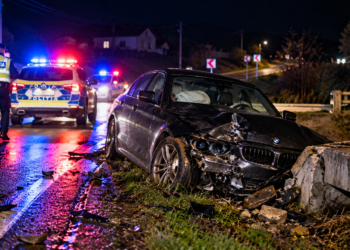 Urmărire sfârșită într-un cap de pod, la Horodniceni. Fugarul fără permis conducea un BMW cu ITP-ul expirat din 2024 și fără RCA. Pasagerul a ajuns la spital