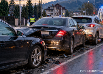 Un șofer de Audi a intrat într-un Mercedes oprit în coloană și l-a proiectat într-o Mazda. O femeie care nu purta centura de siguranță a ajuns la spital