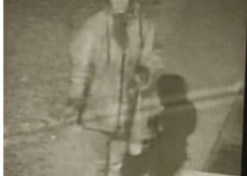 Misterul persoanei suspecte care dădea târcoale caselor din Cajvana, lămurit de polițiști. Era o femeie venită la cerșit din Rădăuți, care rămăsese peste noapte în oraș. Zvonurile despre un microbuz suspect, infirmate