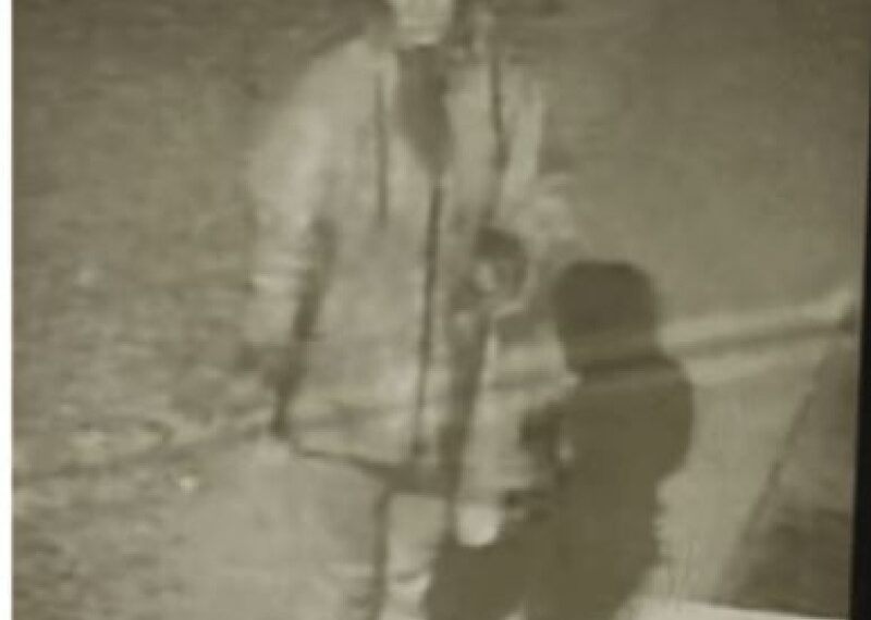 Misterul persoanei suspecte care dădea târcoale caselor din Cajvana, lămurit de polițiști. Era o femeie venită la cerșit din Rădăuți, care rămăsese peste noapte în oraș. Zvonurile despre un microbuz suspect, infirmate