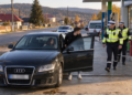 Un tânăr cu permisul suspendat a făcut schimb de locuri cu iubita când l-au oprit polițiștii, la Capu Câmpului. Camerele de la benzinărie le-au stricat planul