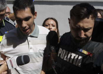 Tânărul ”celebru” după ce a agresat un livrator din Bangladesh, reținut de DIICOT pentru amenințări în scop terorist. Ar fi amenințat minorități etnice și religioase și un lăcaș de cult
