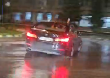 Un rădăuțean de 19 ani a aflat pe pielea lui cât costă aerele de ”bombardier cu BMW” la Suceava. Polițiștii l-au lăsat pieton pentru 30 de zile și i-au aplicat o amendă de aproape 3.000 de lei, după ce a făcut drifturi în sensul giratoriu din Burdujeni