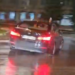 Un rădăuțean de 19 ani a aflat pe pielea lui cât costă aerele de ”bombardier cu BMW” la Suceava. Polițiștii l-au lăsat pieton pentru 30 de zile și i-au aplicat o amendă de aproape 3.000 de lei, după ce a făcut drifturi în sensul giratoriu din Burdujeni