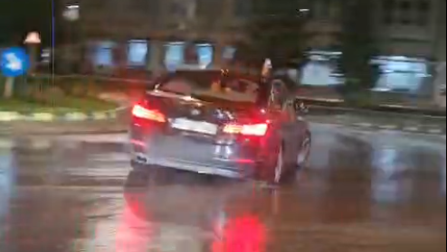 Un rădăuțean de 19 ani a aflat pe pielea lui cât costă aerele de ”bombardier cu BMW” la Suceava. Polițiștii l-au lăsat pieton pentru 30 de zile și i-au aplicat o amendă de aproape 3.000 de lei, după ce a făcut drifturi în sensul giratoriu din Burdujeni