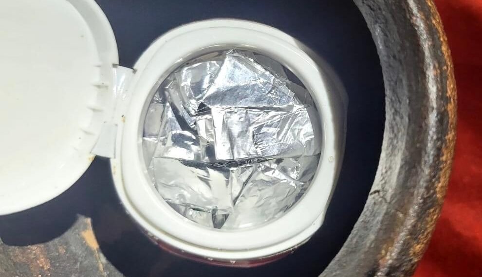 Șase persoane, arestate preventiv în două dosare de trafic de droguri la Bacău. Peste 230 de doze pregătite pentru vânzare și zeci de mii de lei, ridicate la percheziții