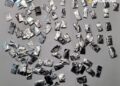 Șase persoane, arestate preventiv în două dosare de trafic de droguri la Bacău. Peste 230 de doze pregătite pentru vânzare și zeci de mii de lei, ridicate la percheziții