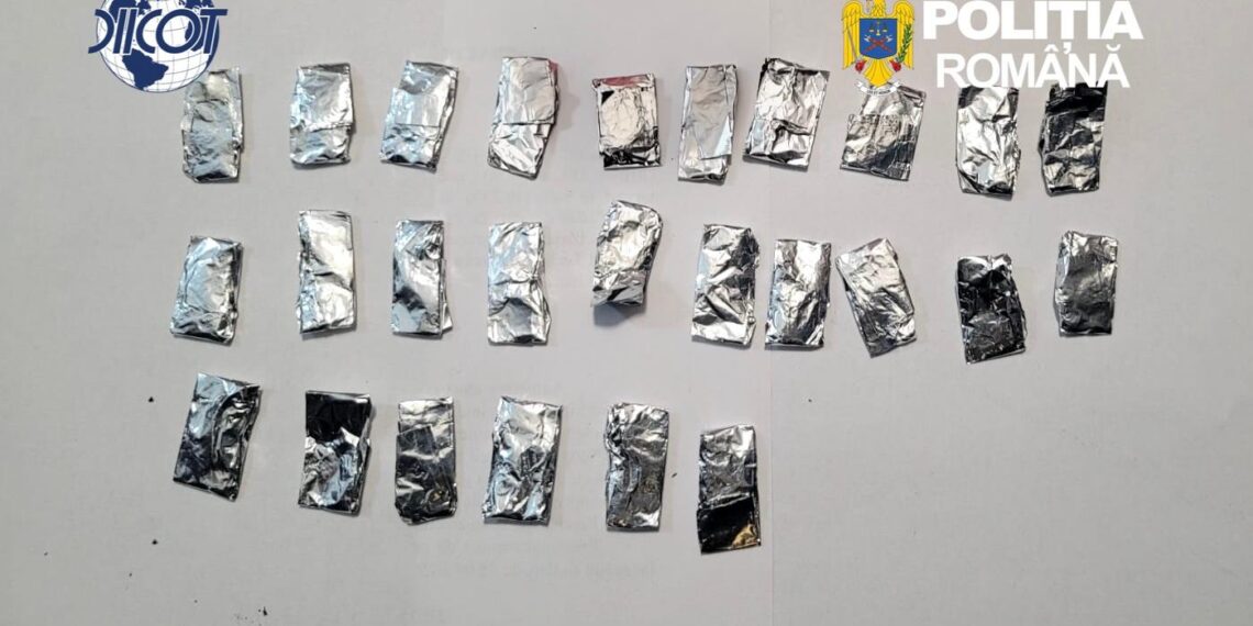 Șase persoane, arestate preventiv în două dosare de trafic de droguri la Bacău. Peste 230 de doze pregătite pentru vânzare și zeci de mii de lei, ridicate la percheziții