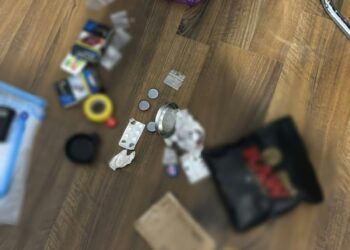 Trei bărbați, arestați preventiv pentru trafic de droguri prin metoda ”dead drop”. Clienții plăteau în criptomonede și primeau locația de unde să-și ridice marfa
