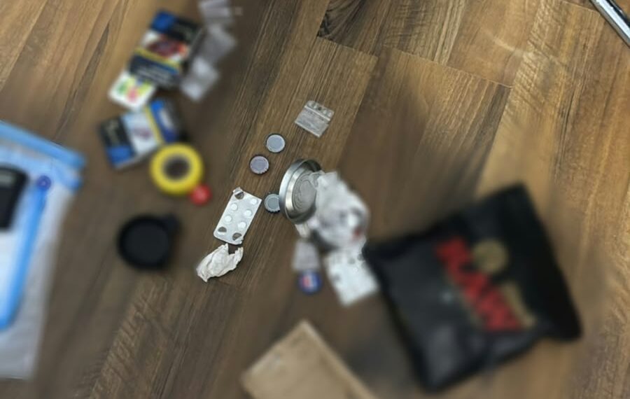Trei bărbați, arestați preventiv pentru trafic de droguri prin metoda ”dead drop”. Clienții plăteau în criptomonede și primeau locația de unde să-și ridice marfa