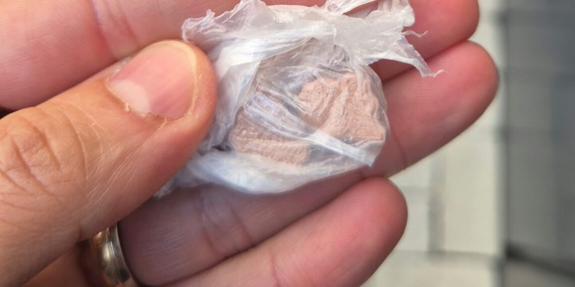 Un elev de 16 ani vindea canabis și ecstasy altor minori și tineri cu bani. Își promova drogurile pe o aplicație și le vindea de acasă, când părinții lipseau. DIICOT a găsit 38 de pastile ecstasy pregătite pentru vânzare