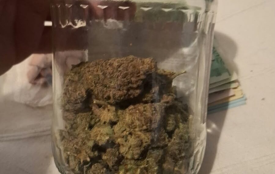 Un elev de 16 ani vindea canabis și ecstasy altor minori și tineri cu bani. Își promova drogurile pe o aplicație și le vindea de acasă, când părinții lipseau. DIICOT a găsit 38 de pastile ecstasy pregătite pentru vânzare