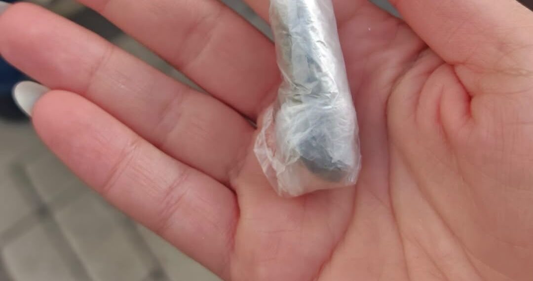 Un elev de 16 ani vindea canabis și ecstasy altor minori și tineri cu bani. Își promova drogurile pe o aplicație și le vindea de acasă, când părinții lipseau. DIICOT a găsit 38 de pastile ecstasy pregătite pentru vânzare