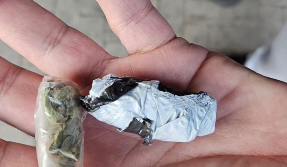 Un elev de 16 ani vindea canabis și ecstasy altor minori și tineri cu bani. Își promova drogurile pe o aplicație și le vindea de acasă, când părinții lipseau. DIICOT a găsit 38 de pastile ecstasy pregătite pentru vânzare