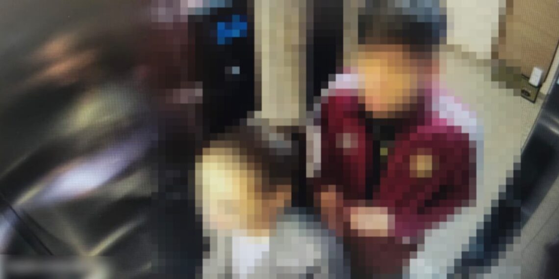 Un elev de 16 ani vindea canabis și ecstasy altor minori și tineri cu bani. Își promova drogurile pe o aplicație și le vindea de acasă, când părinții lipseau. DIICOT a găsit 38 de pastile ecstasy pregătite pentru vânzare