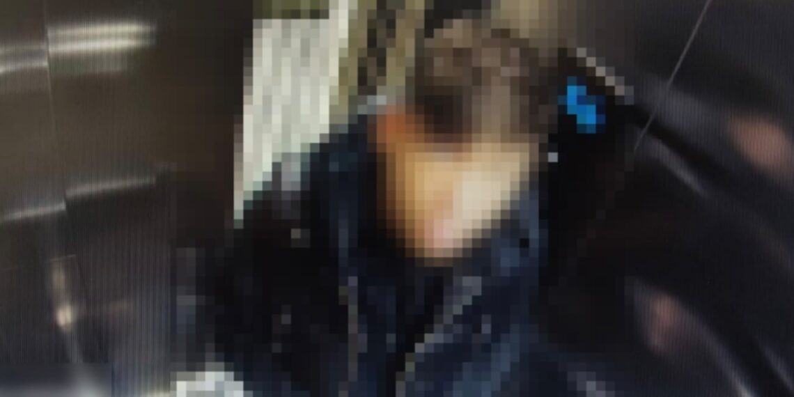 Un elev de 16 ani vindea canabis și ecstasy altor minori și tineri cu bani. Își promova drogurile pe o aplicație și le vindea de acasă, când părinții lipseau. DIICOT a găsit 38 de pastile ecstasy pregătite pentru vânzare