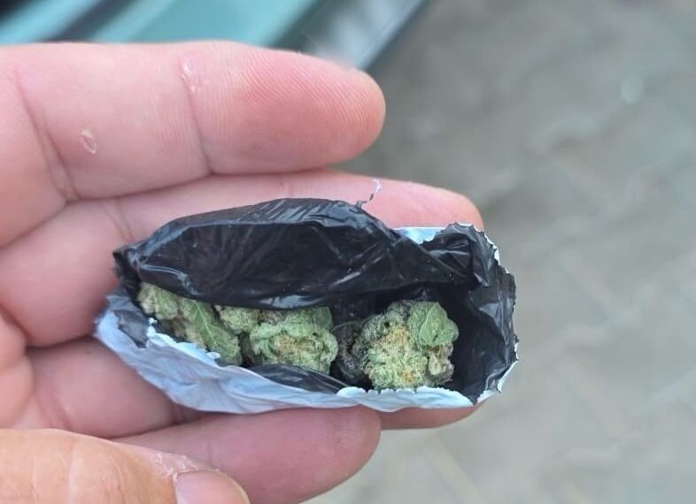 Un elev de 16 ani vindea canabis și ecstasy altor minori și tineri cu bani. Își promova drogurile pe o aplicație și le vindea de acasă, când părinții lipseau. DIICOT a găsit 38 de pastile ecstasy pregătite pentru vânzare