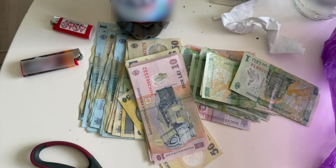 Un elev de 16 ani vindea canabis și ecstasy altor minori și tineri cu bani. Își promova drogurile pe o aplicație și le vindea de acasă, când părinții lipseau. DIICOT a găsit 38 de pastile ecstasy pregătite pentru vânzare